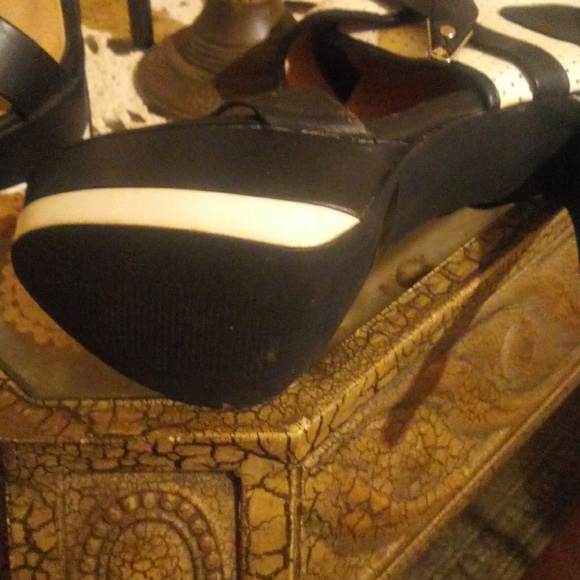 Black and white shoes - Picture 4 of 4